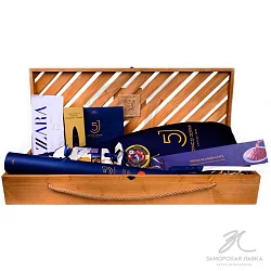 Подарочный набор с хамоном и деликатесами "Заморская лавка" Подарочный набор с хамоном и деликатесами "Заморская лавка"