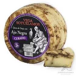 Сыр овечий с черным чесноком 50% Сыр овечий с черным чесноком 50%