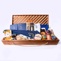 Подарочный набор с палетой и деликатесами "Заморская лавка"